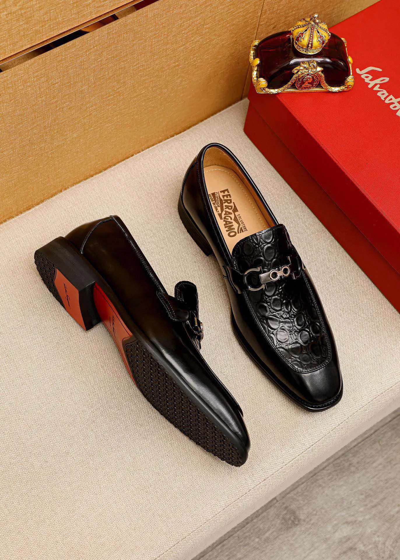 Men's shoes 💰460 💐 Product trademark: Ferragamo "Ferragamo" casual leather shoes Regular size: 38-44 (custom-made for 45🉑️) Product materials: Selected imported first-layer calfskin embossed upper + original hardware buckle, imported water-dyed cowhide leather lining. Strong three-dimensional visual effect, combined outsole Color: 1⃣️color optional
